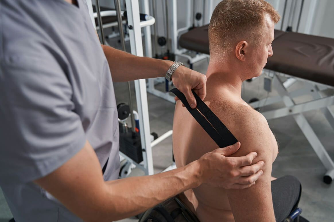 physical therapist and patient with shoulder/back injury